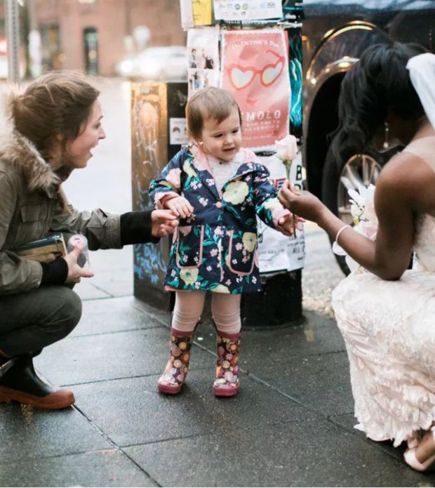 2-year-old girl mistakes stunning bride for a princess in adorable photos 
