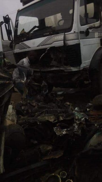 Graphic pics: Five killed including a couple and their daughter as truck collides with vehicle along Eket Oron Road