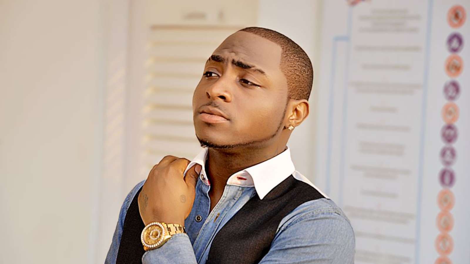 Watch shocking moment Davido slapped a fan for trying to take a selfie