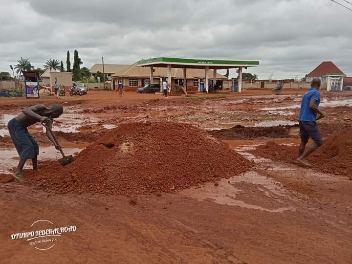 Man repairs road abandoned by govt  in Benue