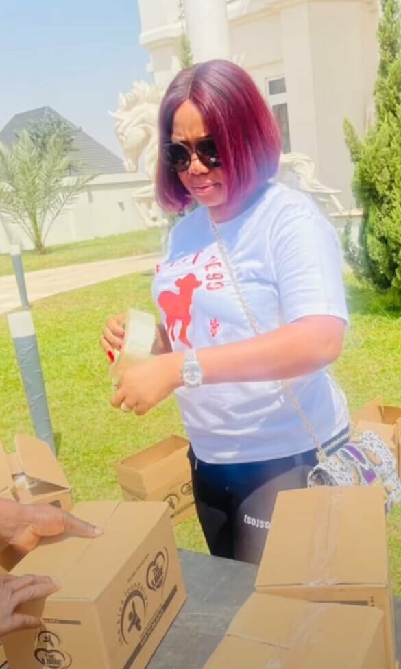 Ebele Iyiegbu donates food items