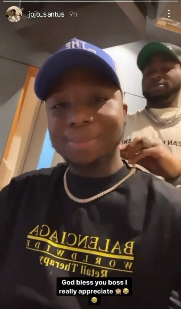 Davido gifts his aide a chain