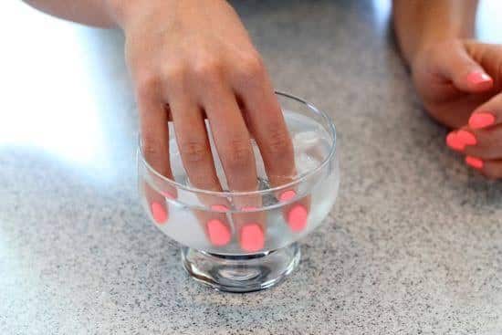 4 Quick methods for drying nail polish without smudges - Kemi Filani