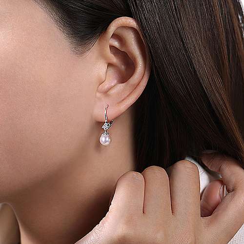 Earrings made with pearls or diamonds