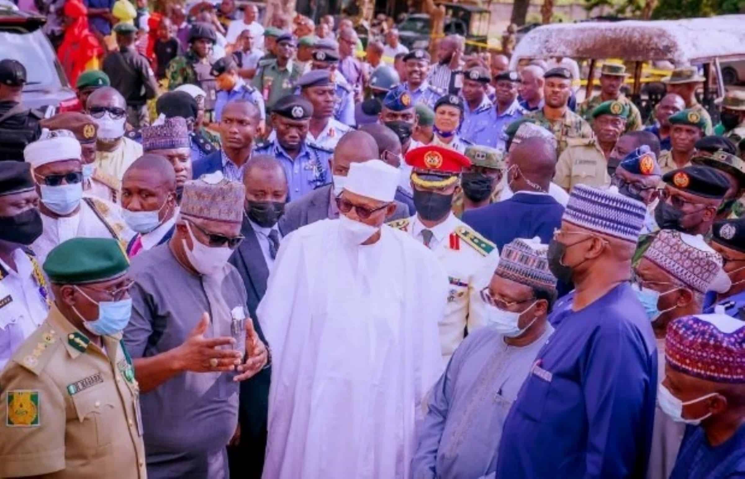 Buhari visits Kuje prison