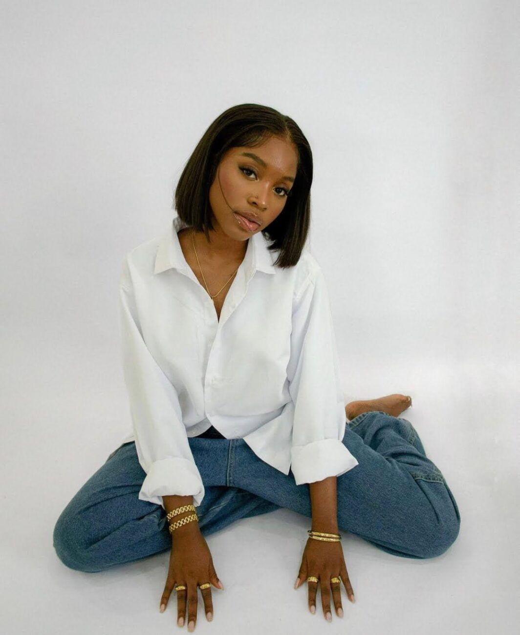 Amy Okoli in a simple aesthetic outfit.