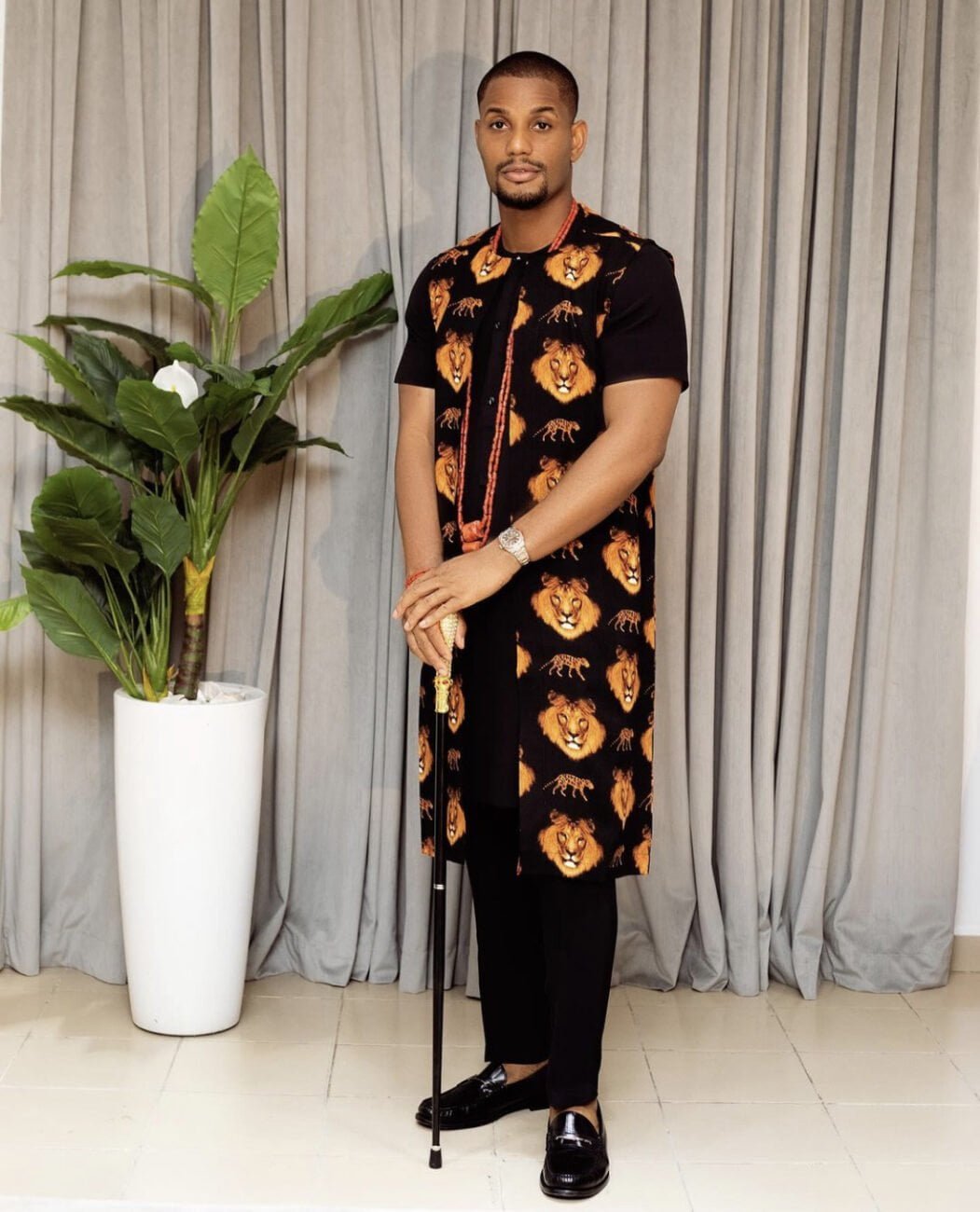 Alex Ekubo rocks a stylish ‘isi-ahi’ outfit.